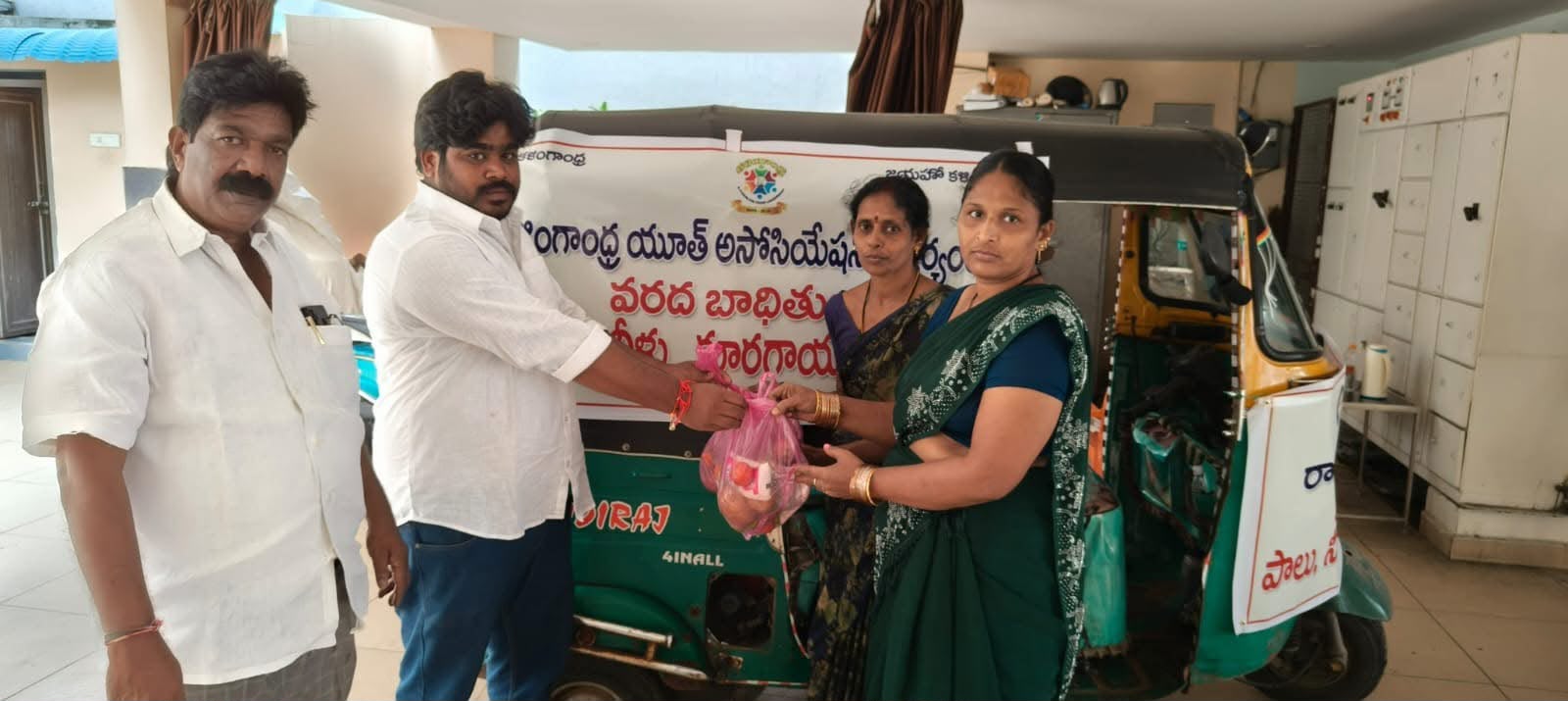 విజయవాడ వరదల్లో చిక్కుకున్న కుటుంబాలకు  వారం రోజులు పాటు కళింగాంధ్ర యూత్ అసోసియేషన్